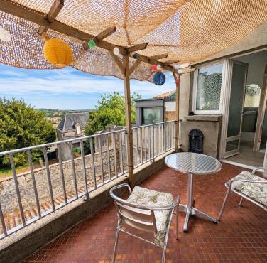 Gîte de l'Esplanade-18 min du Puy du Foù-Ventilateurs- Billard- Baby-foot-Fléchettes-Grande maison de bourg spacieuse de 200m2- Famille-Amis-Groupe