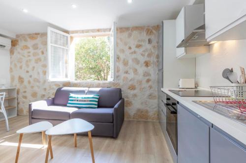 Chez Dominique 4 Guest Apartment in Migrainier Central Antibes with AC
